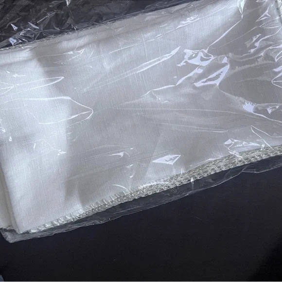 RESERVED
2 Sets of Kim Seybert Elegant Cream Napkins - Picture 2 of 3